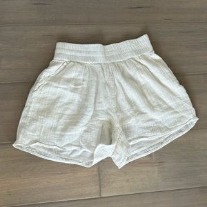 White linen Billabong shorts